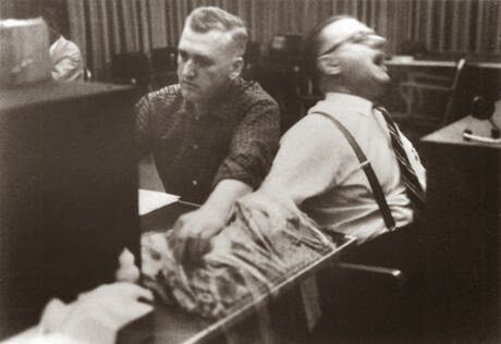L’esperimento di Stanley Milgram: l’obbedienza alla autorità